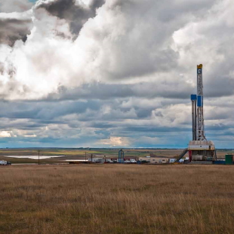 Foto eines Ölfelds von Hess Bakken