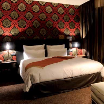 Foto eines Betts in einem Hotelzimmers im Hotel The Goerge in Hamburg